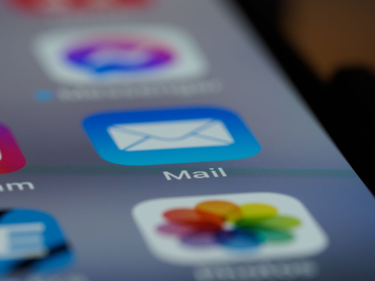 Primo piano dettagliato dell’icona di un’app email su uno schermo di smartphone, che mette in mostra la tecnologia moderna.
